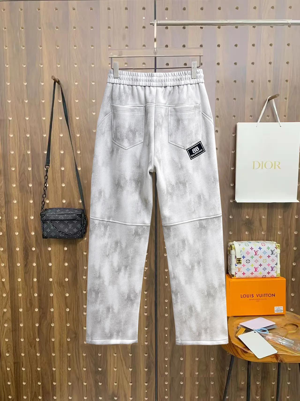 Balenciaga 🆕2026 Autumn and Winter New Arrival Casual Pants! The official website will be released simultaneously. Brand Classic LOGO casual pants, customized fabrics, excellent comfort and strong touch. Highly recognisable, perfect appearance and craftsmanship. Size:M-3XL